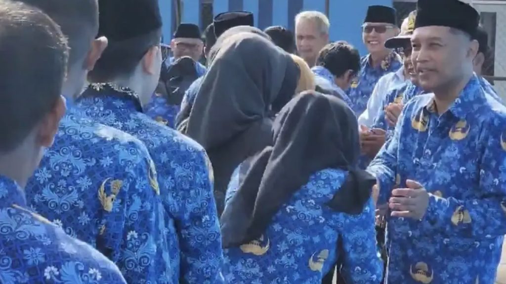 ari pertama masuk kerja usai libur Lebaran 2024, Perusahaan Daerah Air Minum Tirta Jaya Mandiri (Perumdam TJM) Kabupaten Sukabumi menggelar acara Halal Bihalal di lapangan tenis dekat Kantor perusahaan tersebut di Kecamatan Cibadak, Kabupaten Sukabumi, Rabu (17/4/2024).