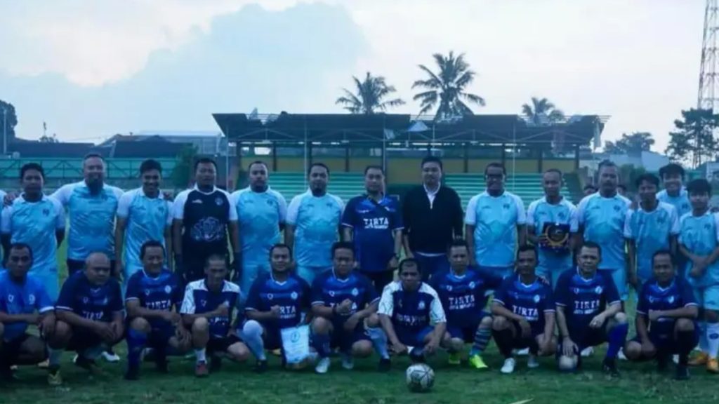 Pertandingan sepak bola persahabatan antara Perumdam Tirta Jaya Mandiri (TJM) Kabupaten Sukabumi dan Perumda Tirta Bhagasasi Kabupaten Bekasi berlangsung di Stadion Korpri Cisaat pada Jumat (7/2/2025).