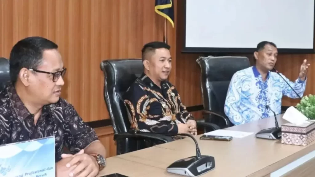 Wakil Bupati Andreas memberikan arahan dalam evaluasi kinerja BUMD milik Pemerintah Kabupaten Sukabumi. Wabup Andreas hadir dalam evaluasi kinerja bulan Februari 2025, dan pembahasan rencana bisnis 2025 - 2030 di kantor pusat Perumda Air Minum Tirta Mandiri Jaya Kabupaten Sukabumi, Kamis (06/02/25).